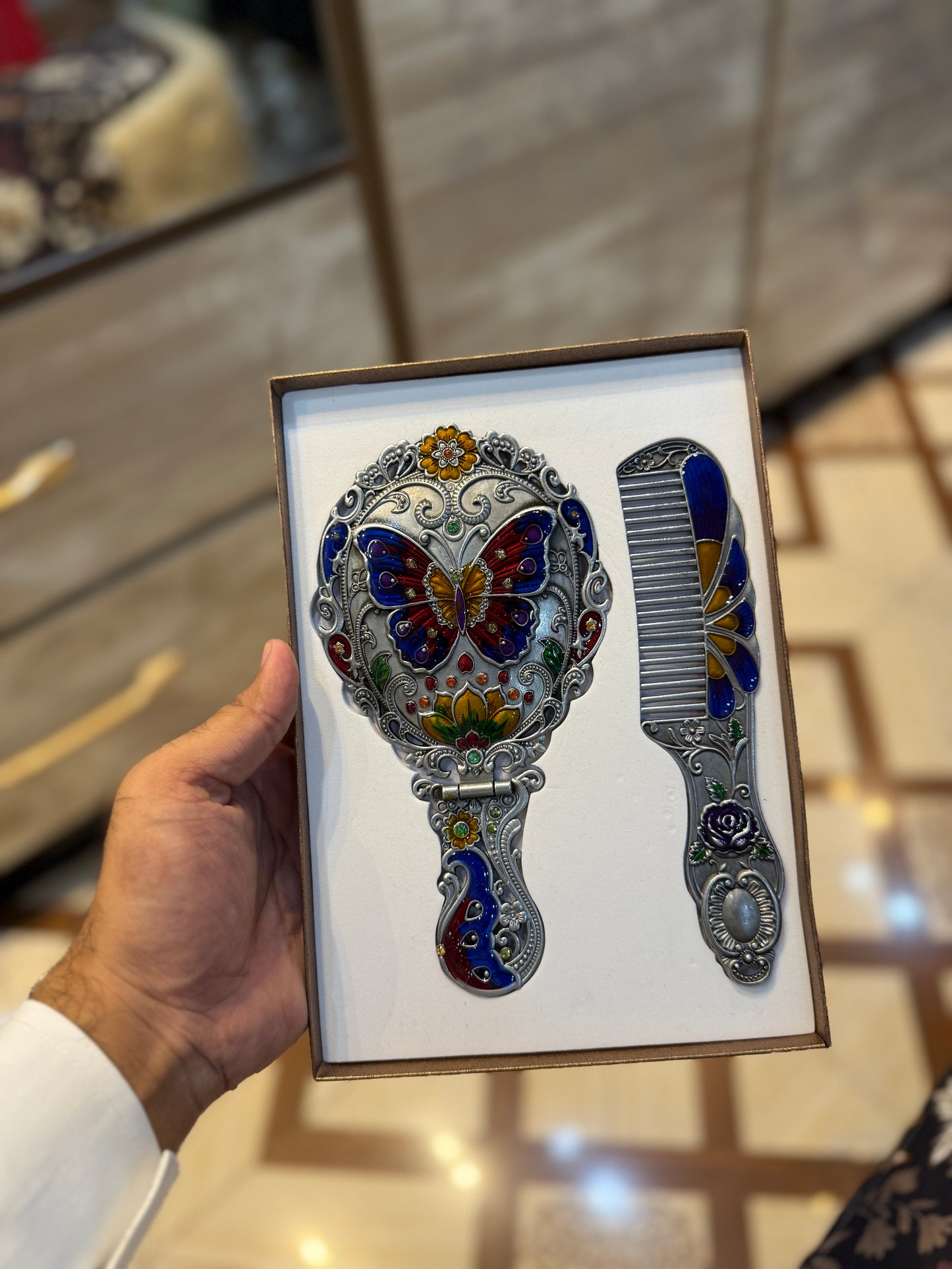 Beautiful big size mirror comb