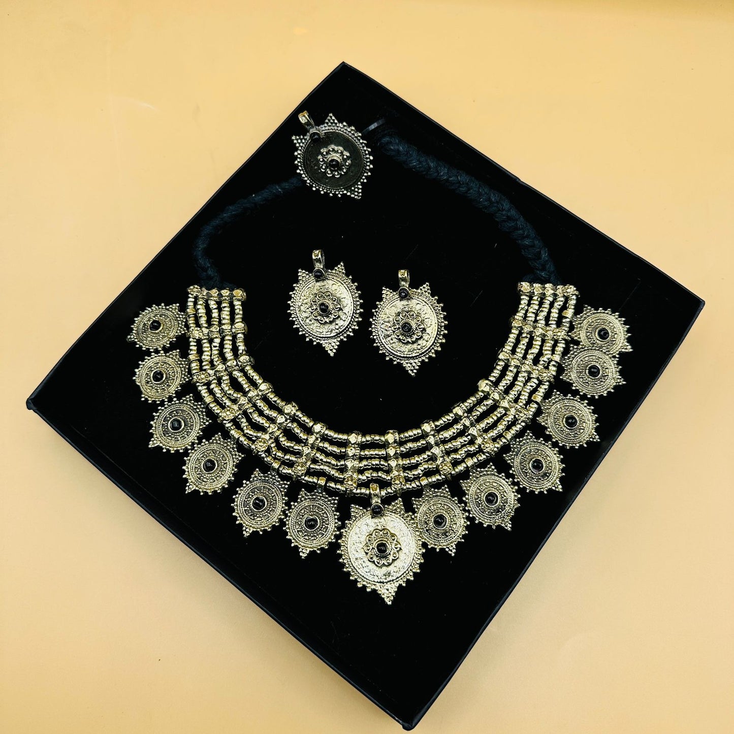 BEAUTIFUL BLACK NECKLACE SET